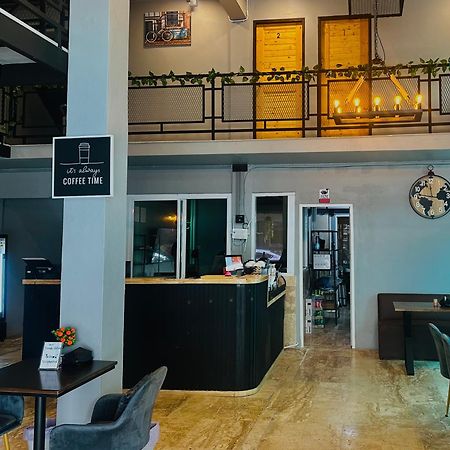 Champagne Hostel & Cafe Pattaya Exterior photo