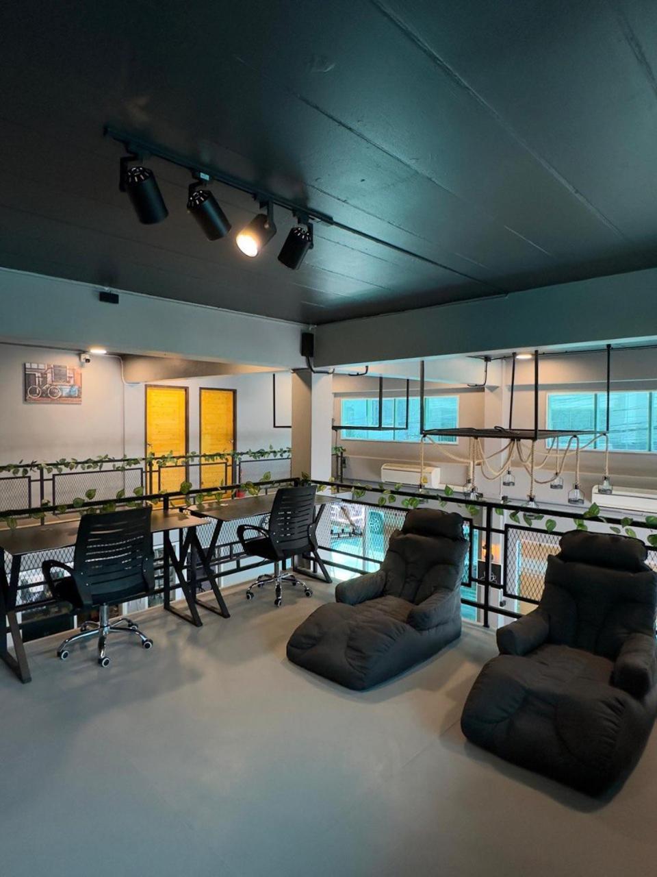 Champagne Hostel & Cafe Pattaya Exterior photo