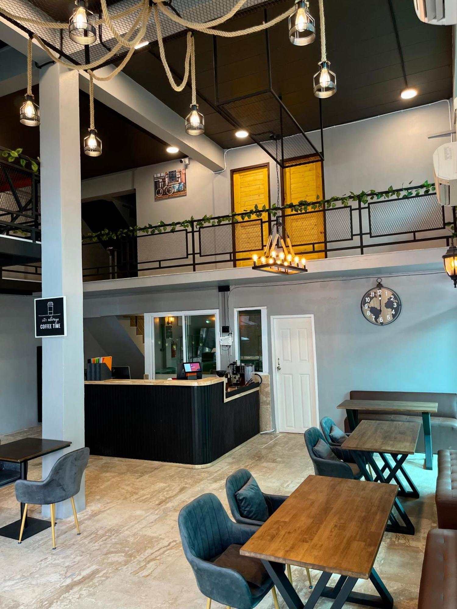 Champagne Hostel & Cafe Pattaya Exterior photo