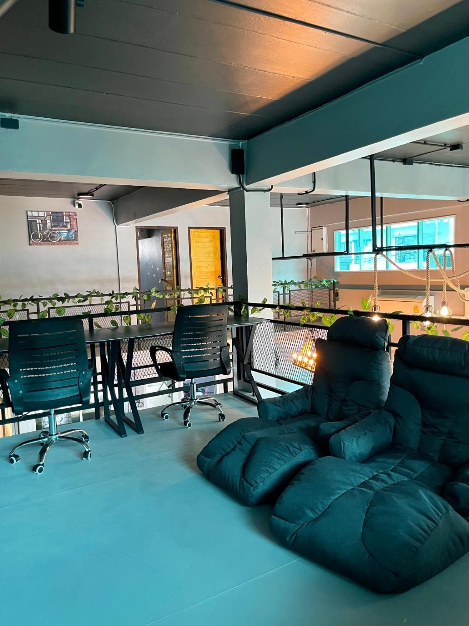 Champagne Hostel & Cafe Pattaya Exterior photo