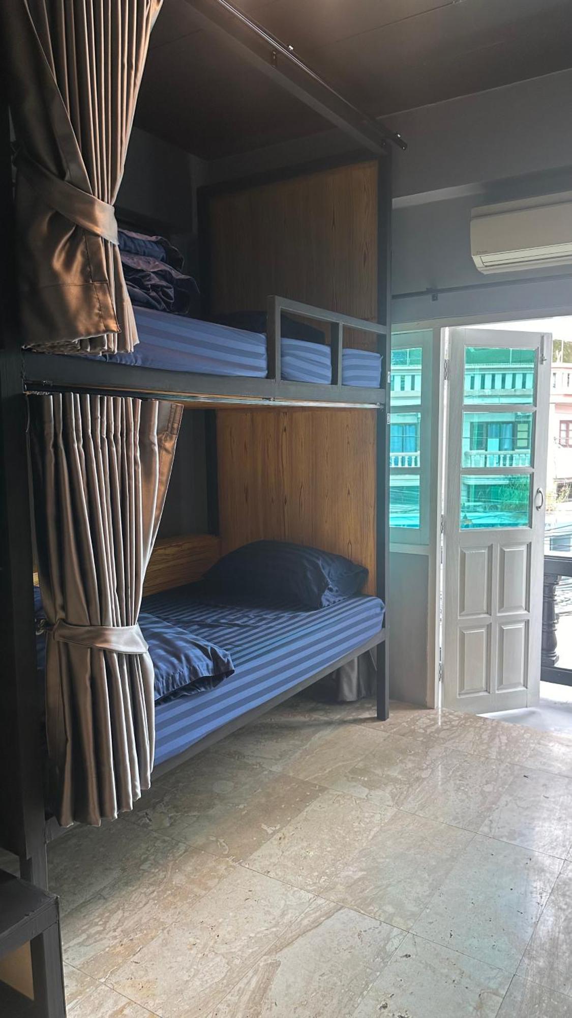 Champagne Hostel & Cafe Pattaya Exterior photo