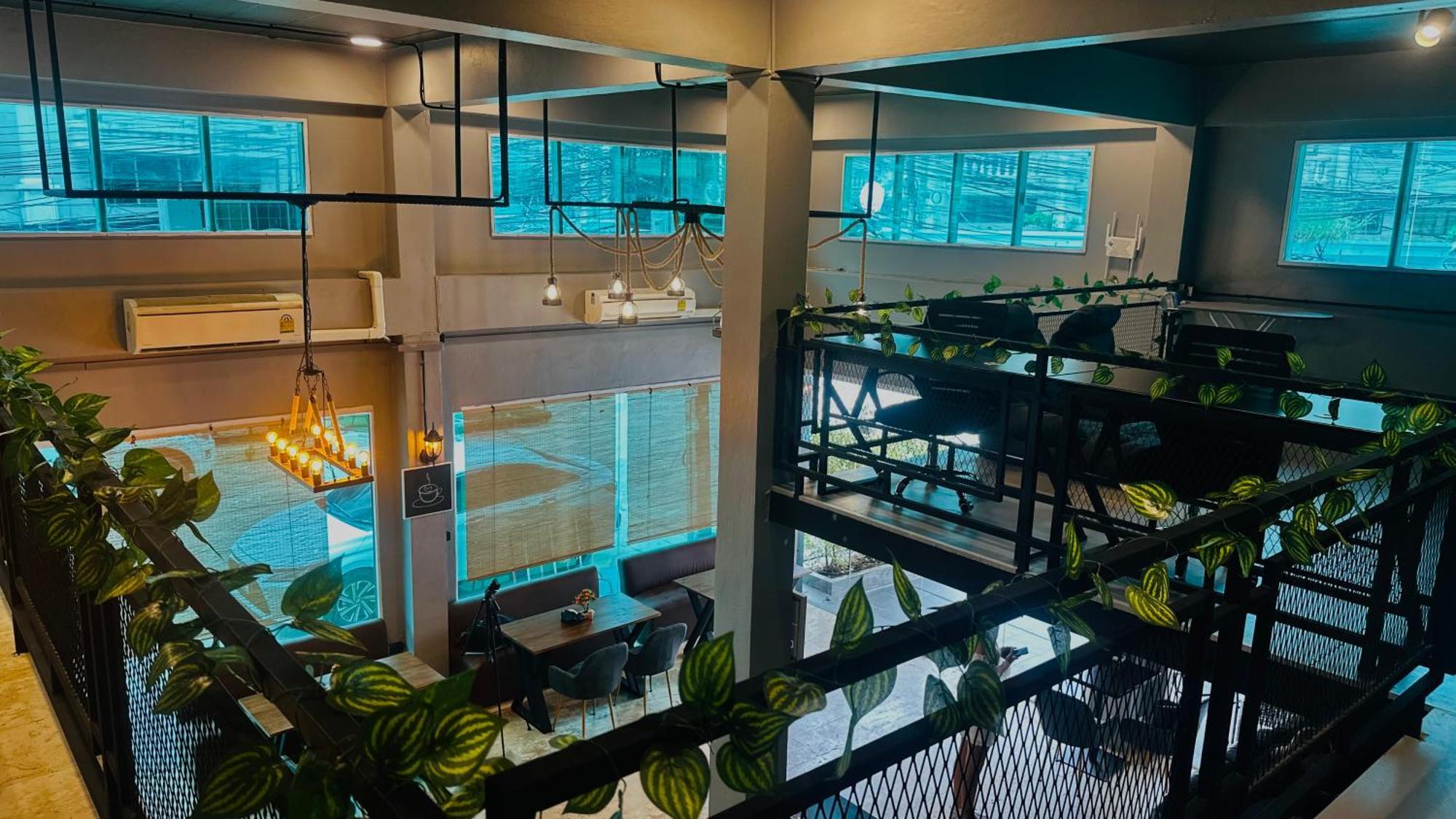 Champagne Hostel & Cafe Pattaya Exterior photo