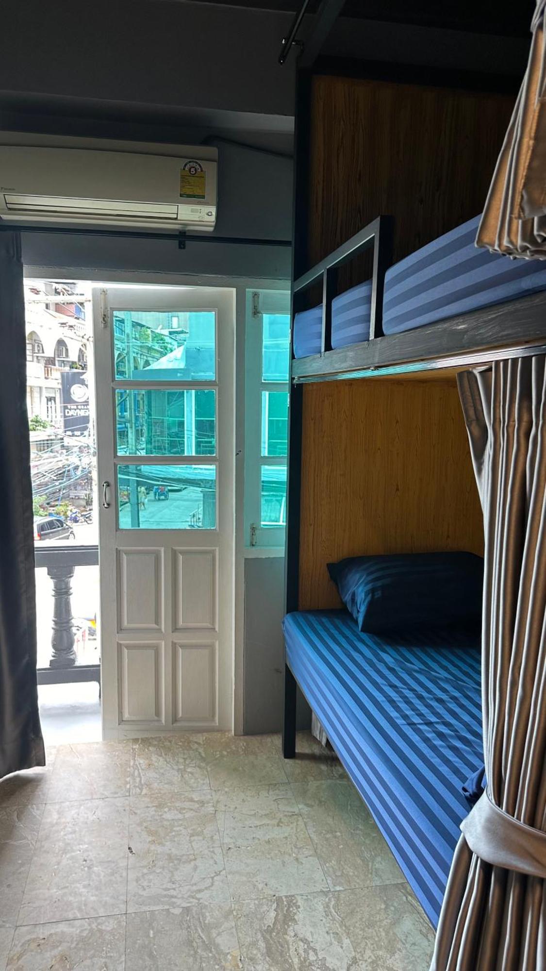 Champagne Hostel & Cafe Pattaya Exterior photo